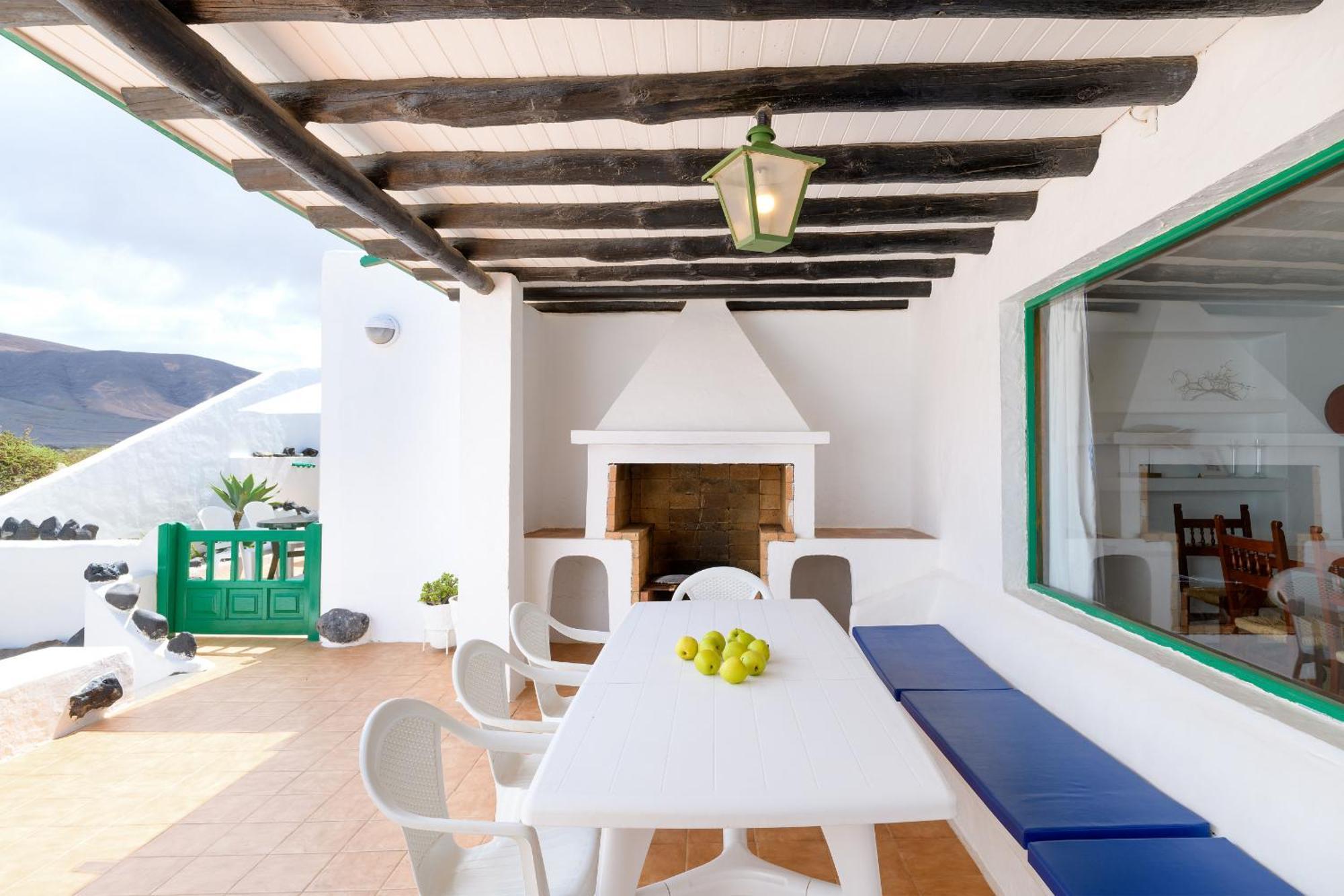 Famara Caracolillos, La Casa Exterior photo