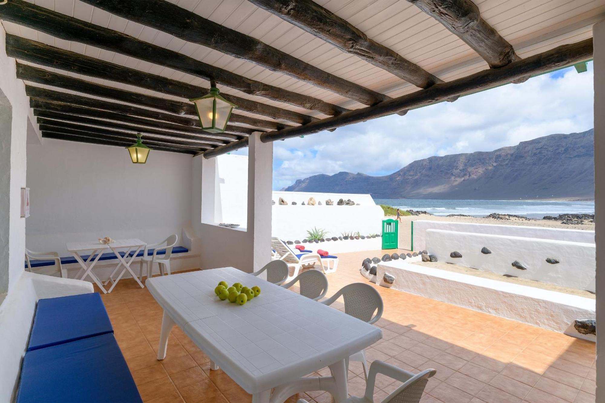 Famara Caracolillos, La Casa Exterior photo